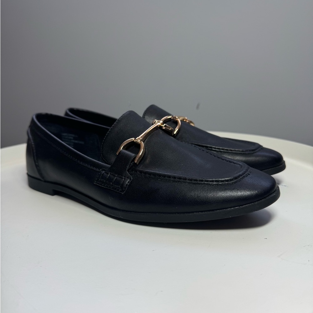 Steve Madden Black and Gold Flats with Classic Loafer Design